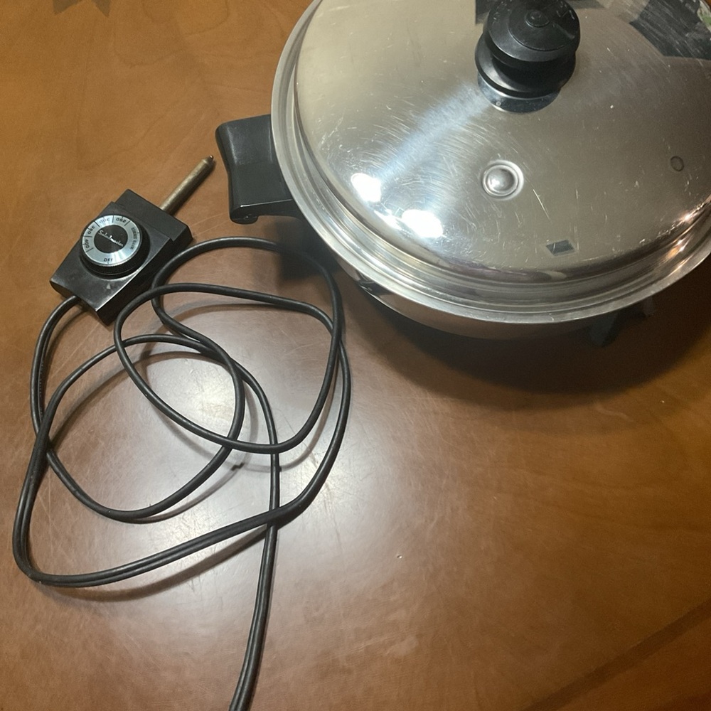 Saladmaster Electric Skillet  Cat. 7817-900 Watts. Good Tested Condition